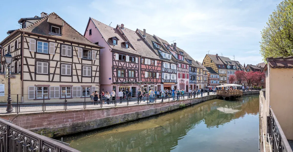 Quai de la Poissonnerie in Colmar with colorful houses along the Lauch canal